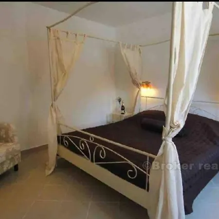 Mala Dora Villa